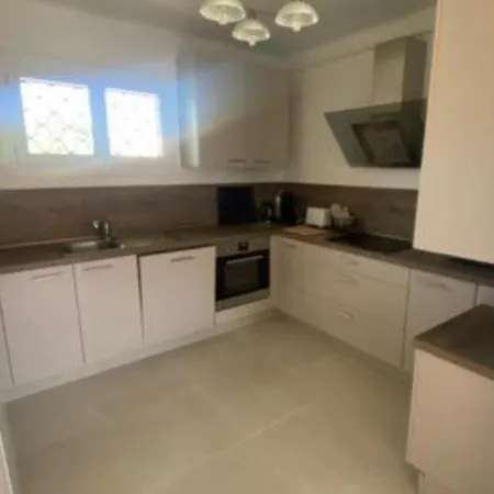 Toutes Commodites Apartment